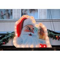 5415_0264 Werbefigur zu Weihnachten - Weihnachtsmann mit Bart und Lichterkette. | Adventszeit  in Hamburg - Weihnachtsmarkt - VOL. 2
